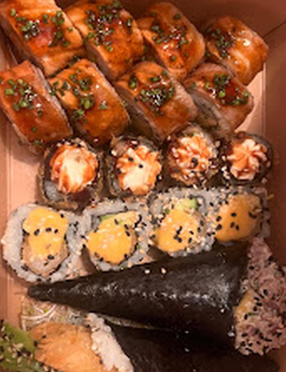 Hot rolls e temaki numa caixa kraft